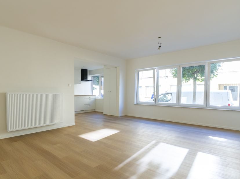 Instapklaar en volledig gerenoveerd appartement met 3 slaapkamers, privéterras, kelder en garagebox. Het woonoppervlak bedraagt 100 m² en het terras i